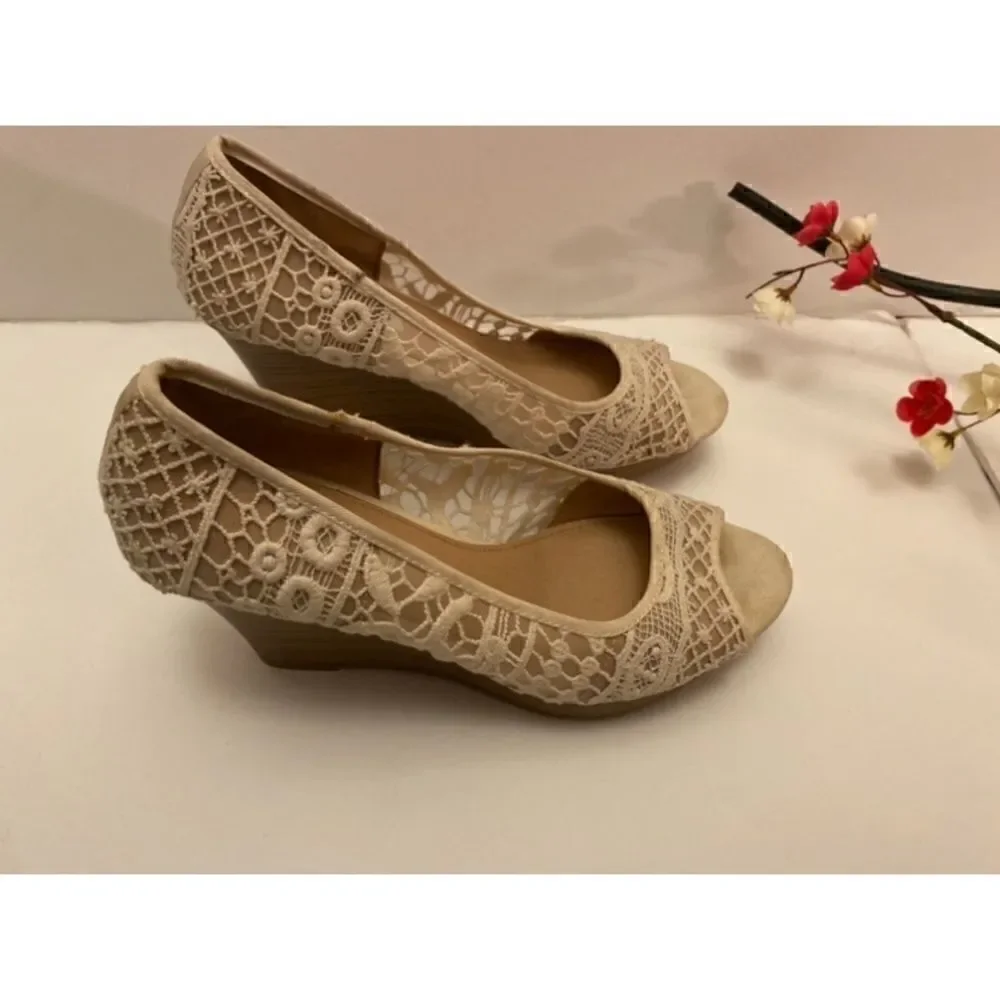 🌸American Eagle Beautiful lace wedge Sandal -10